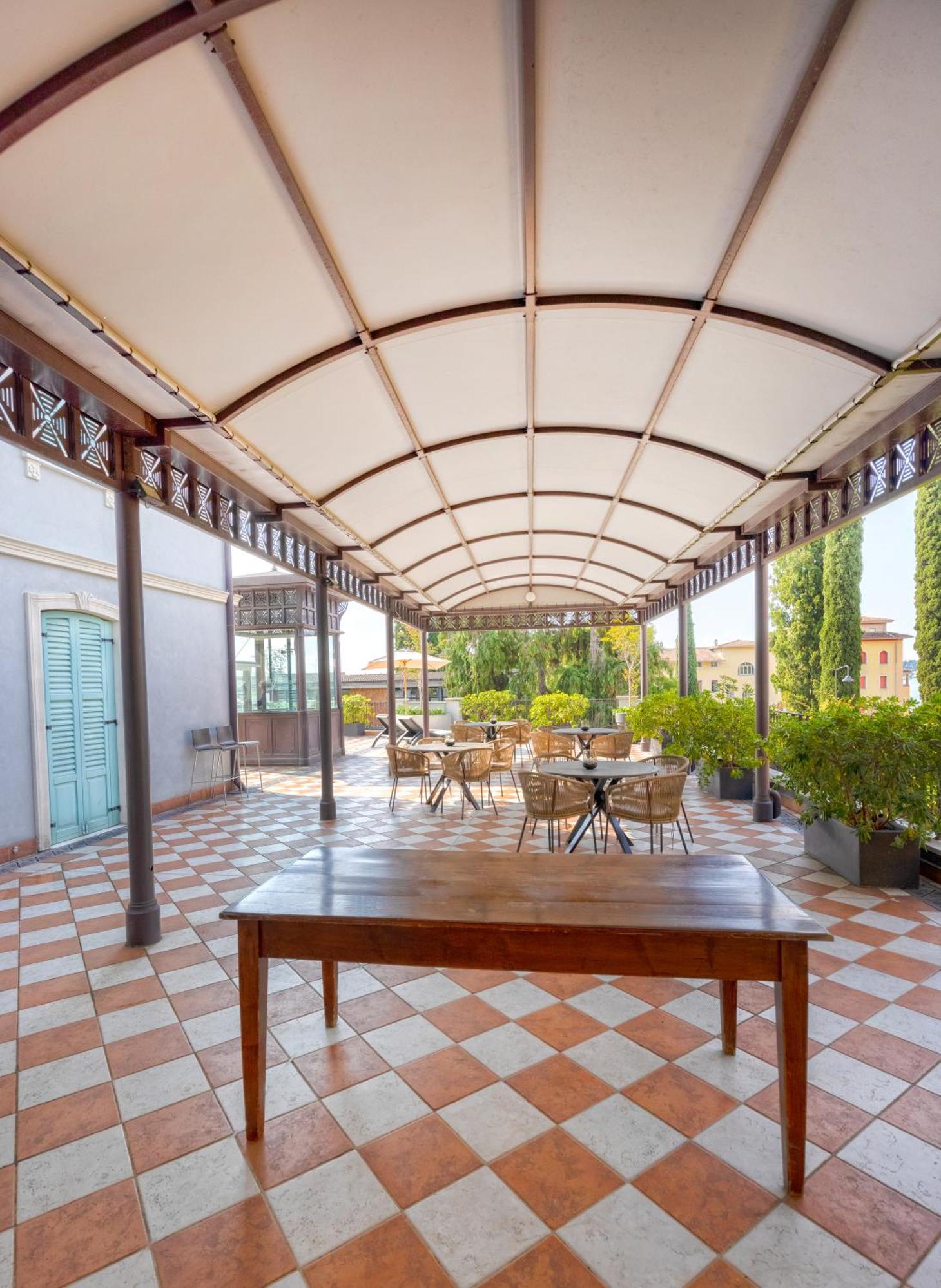 Gardone Palace Hotel ガルドーネ・リヴィエラ エクステリア 写真