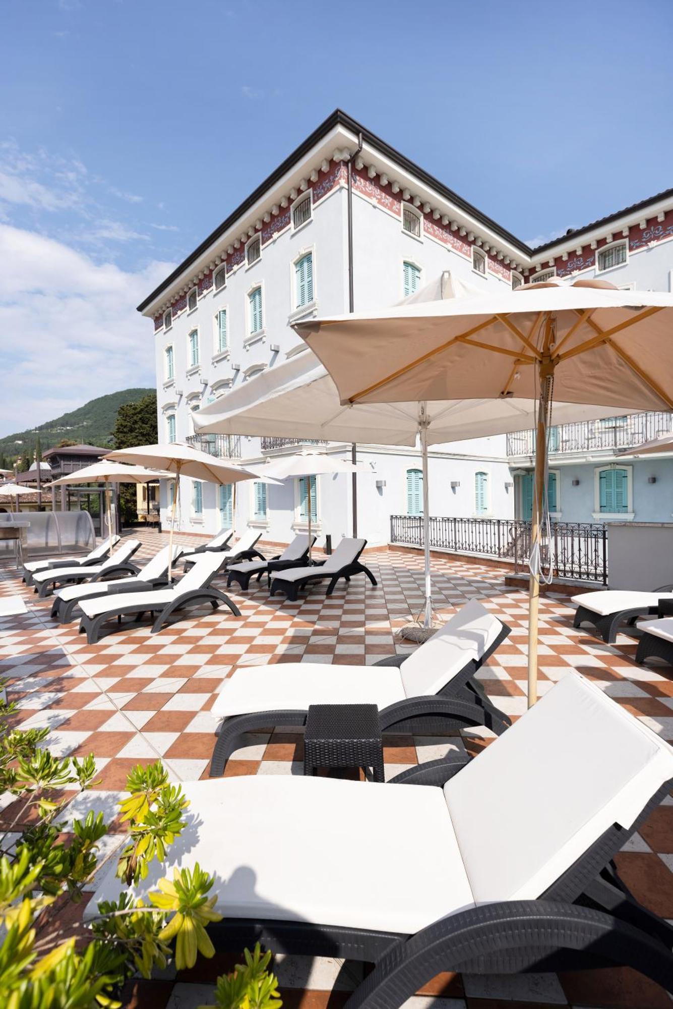 Gardone Palace Hotel ガルドーネ・リヴィエラ エクステリア 写真