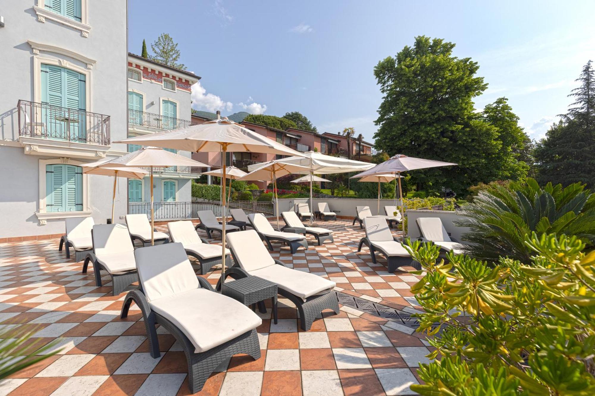 Gardone Palace Hotel ガルドーネ・リヴィエラ エクステリア 写真